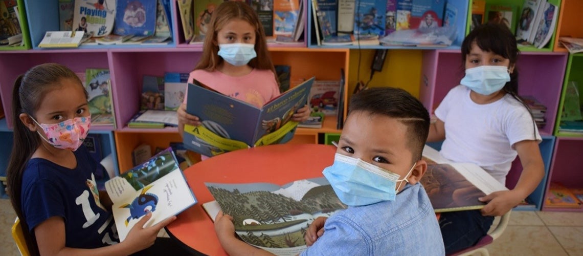 Niños y niñas leyendo libros nuevos en una biblioteca escolar del departamento de Lempira, Honduras. Niños y niñas leyendo libros nuevos en una biblioteca escolar del departamento de Lempira, Honduras.